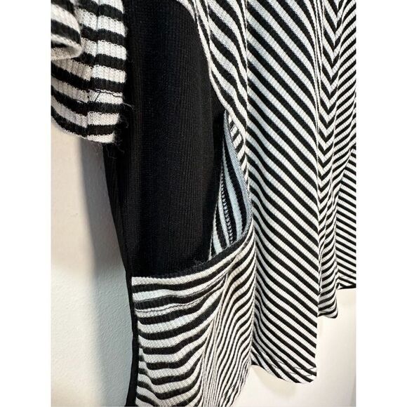 Trish Tyler women’s 3/4 sleeve black white stripe w/pockets top size L. #30-1083 - Picture 4 of 7